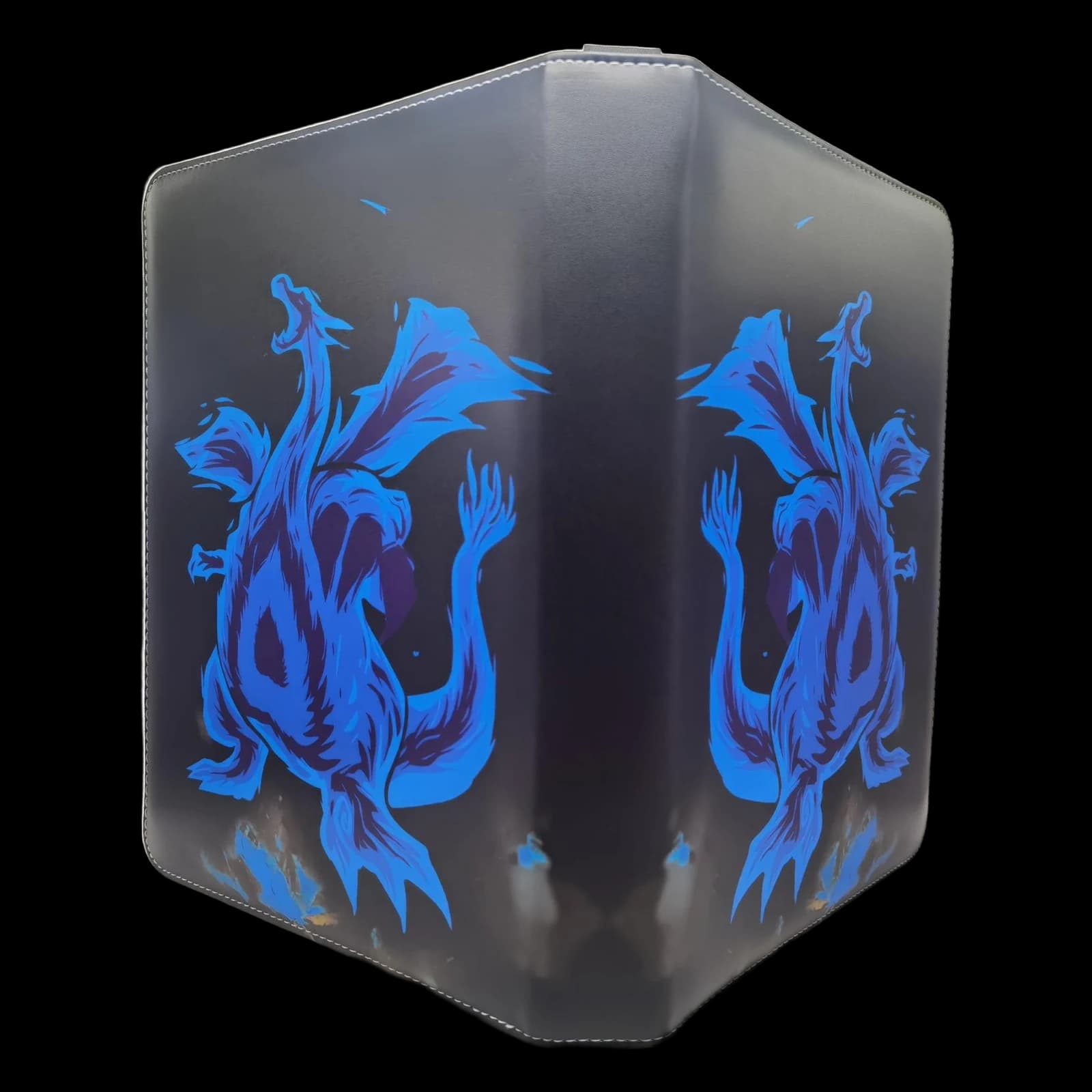 Blue Blaze Dragon map rechtop, half opengeklapt, voor- en achterkant zichtbaar